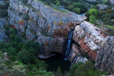 Cascada Cimbarra en la Sierra Morena de Andújar