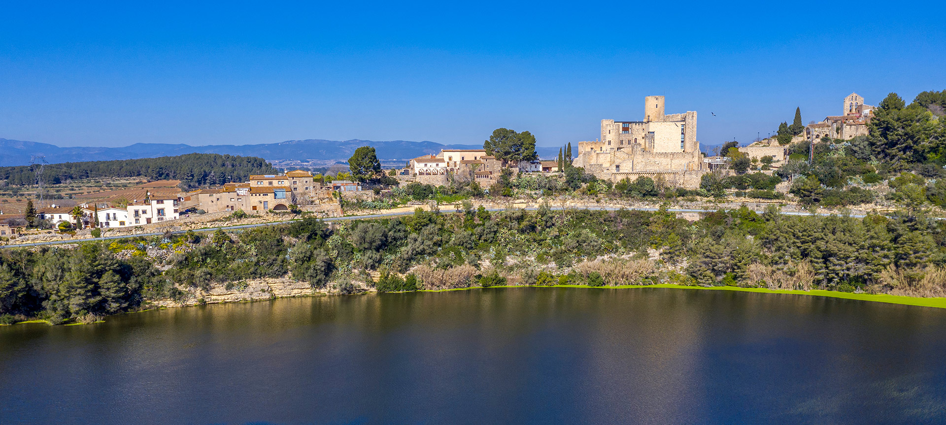Lago de Foix e Castelo de Castellet, Alto Penedès, Barcelona Lago de Foix e Castelo de Castellet, Alto Penedès, Barcelona