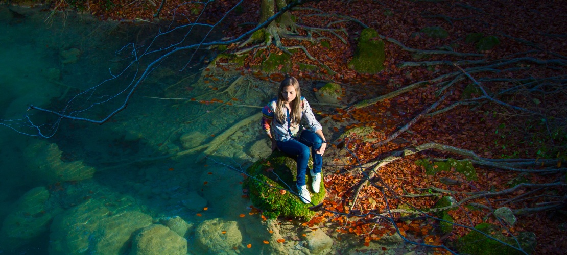 Un turista presso la sorgente del fiume Urederra nel Parco Naturale di Urbasa e Andía, Navarra