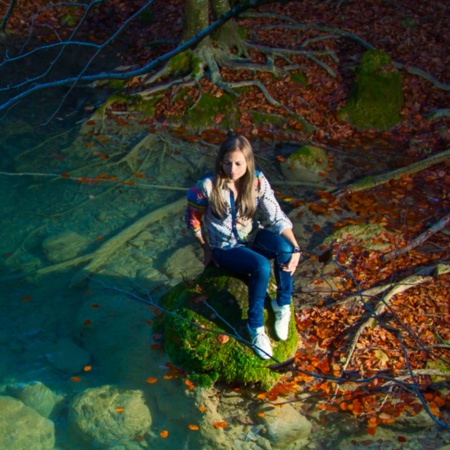 Tourist an der Quelle des Flusses Urederra im Naturpark von Urbasa und Andía, Navarra