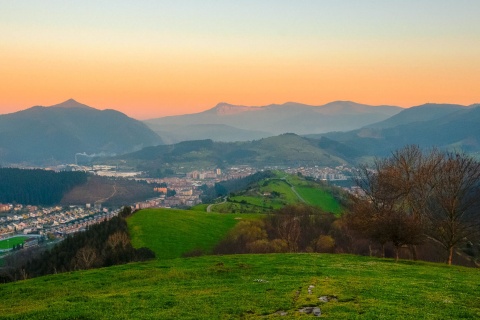 Anochecer en Llodio, Álava (País Vasco)