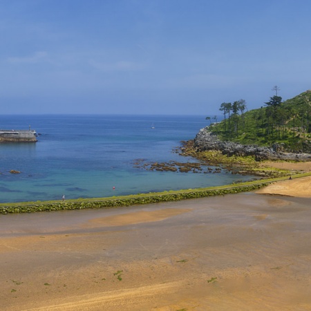 Panoramablick auf Lekeitio mit der Insel San Nicolás in Bizkaia (Baskenland)
