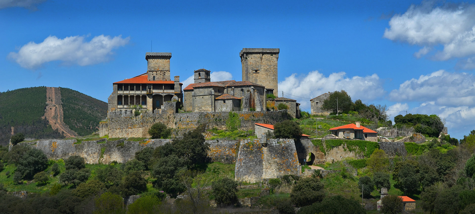Veduta esterna del Parador Castello de Monterrei Veduta esterna del Parador Castello de Monterrei