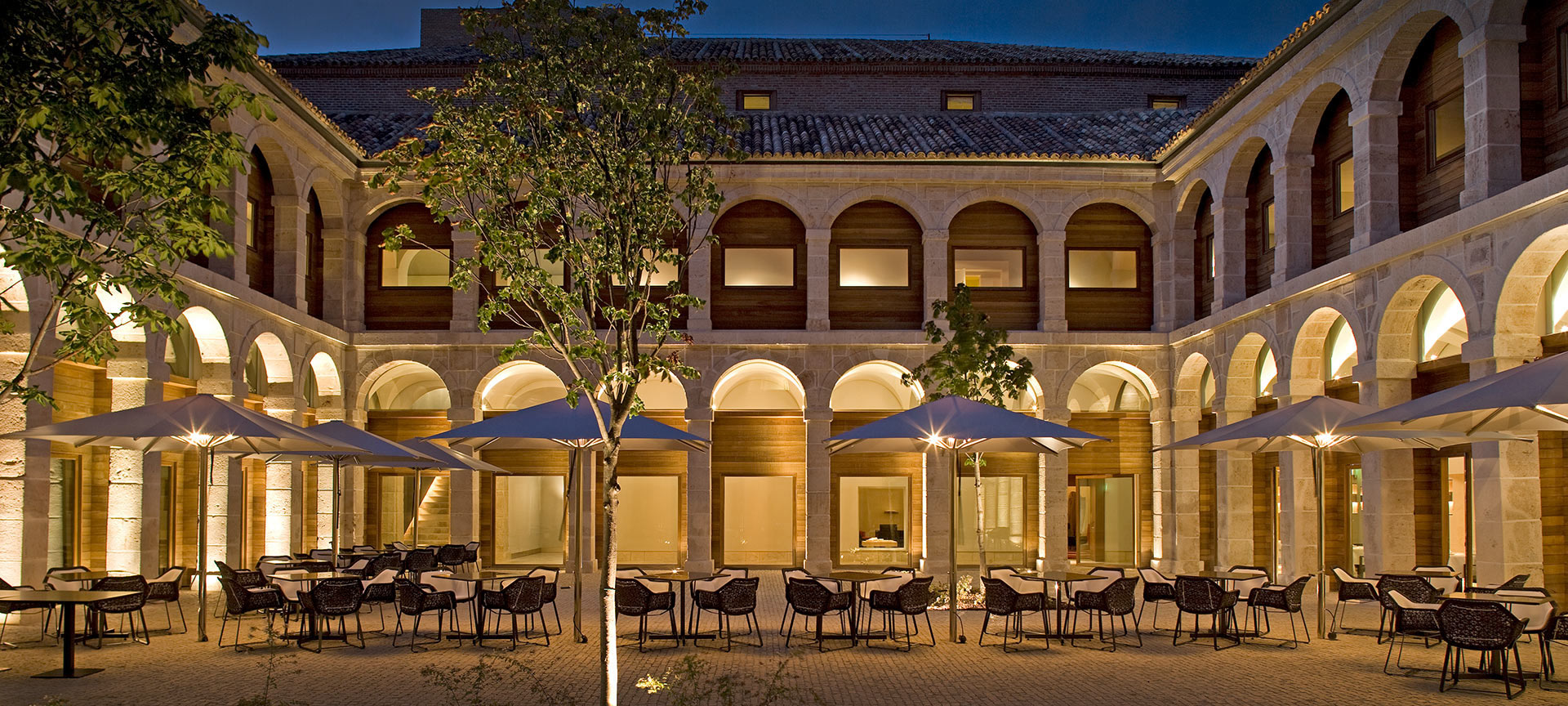 Cortile interno del Parador de Alcalá de Henares Cortile interno del Parador de Alcalá de Henares