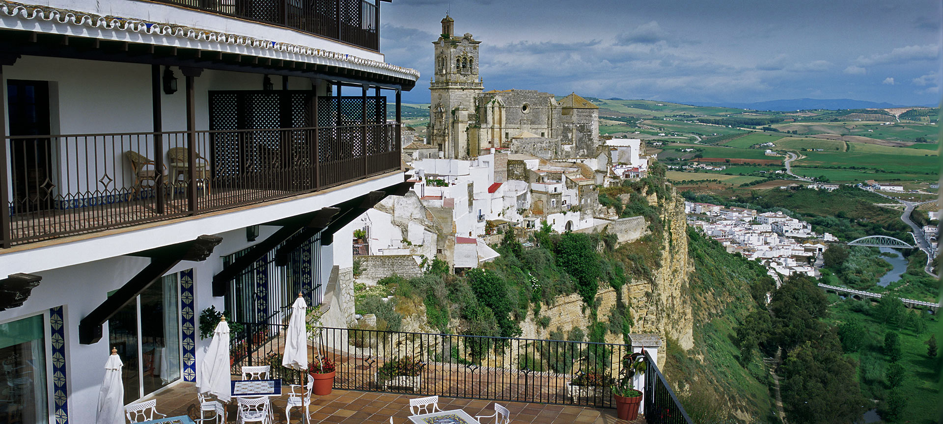 Widoki z tarasu zewnętrznego hotelu Parador de Arcos de la Frontera Widoki z tarasu zewnętrznego hotelu Parador de Arcos de la Frontera