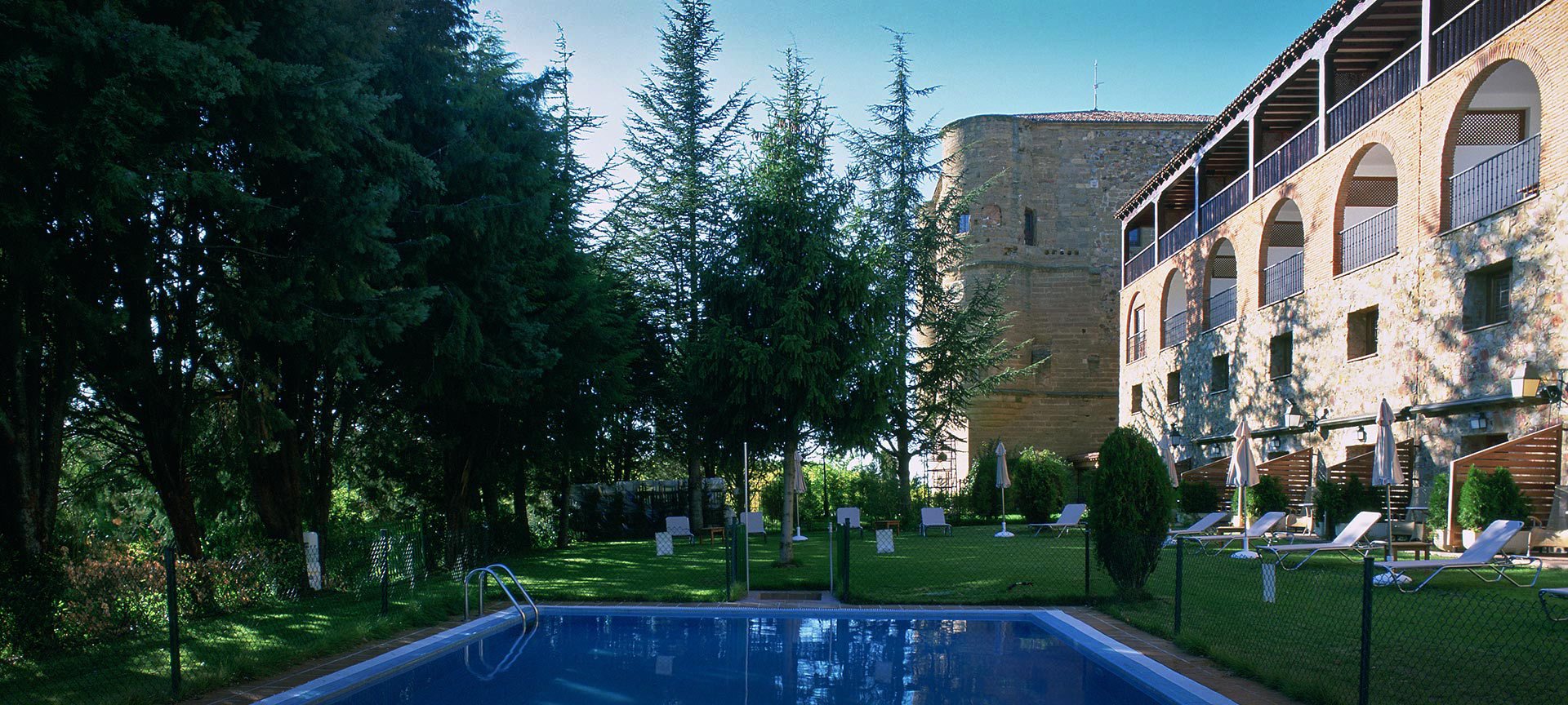 Esterno e piscina del Parador de Benavente Esterno e piscina del Parador de Benavente
