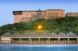 Veduta esterna e piscina del Parador de Carmona