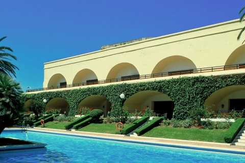 Veduta esterna e piscina del Parador de Ceuta