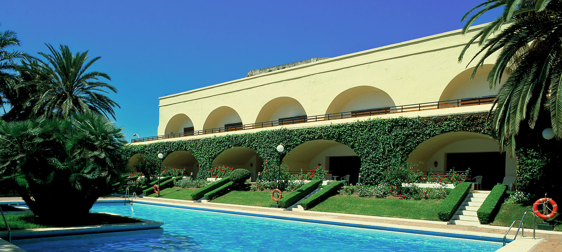 Veduta esterna e piscina del Parador de Ceuta Veduta esterna e piscina del Parador de Ceuta