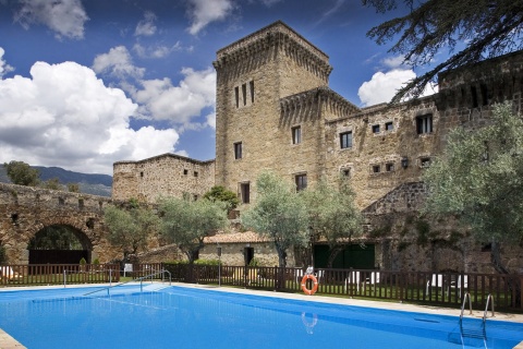 Vista externa e da piscina do Parador de Jarandilla de la Vera