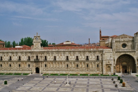 Vista exterior del Parador de León