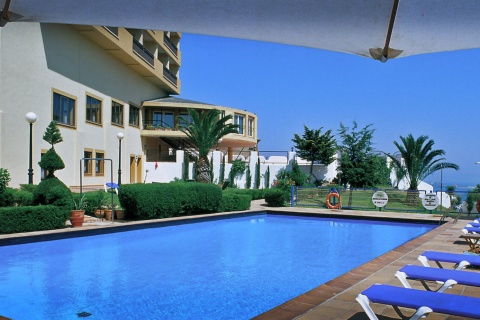 Veduta esterna e piscina del Parador de Melilla