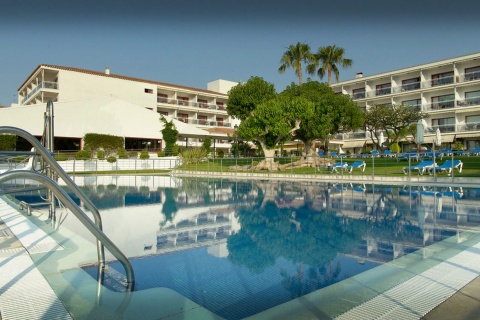 Veduta esterna e piscina del Parador de Nerja