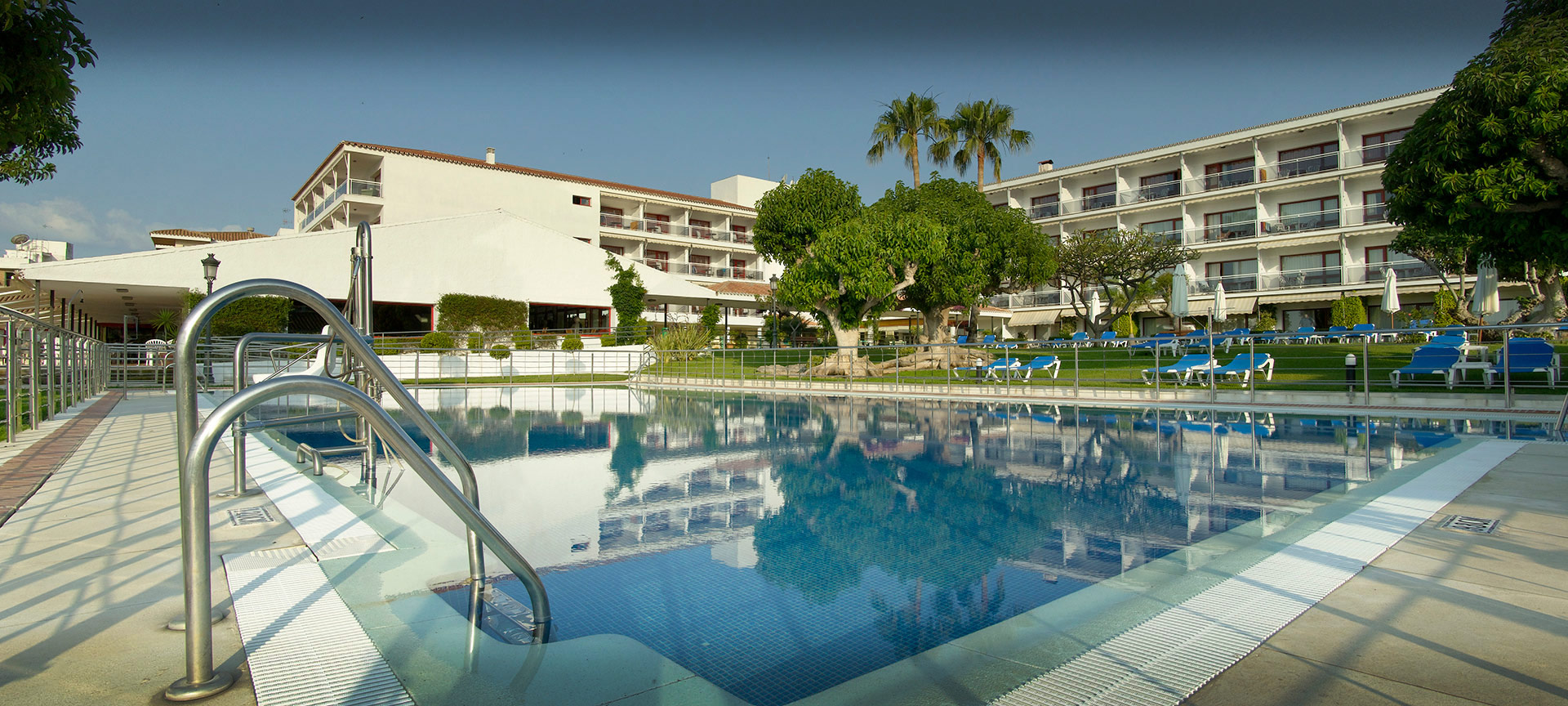 Veduta esterna e piscina del Parador de Nerja Veduta esterna e piscina del Parador de Nerja