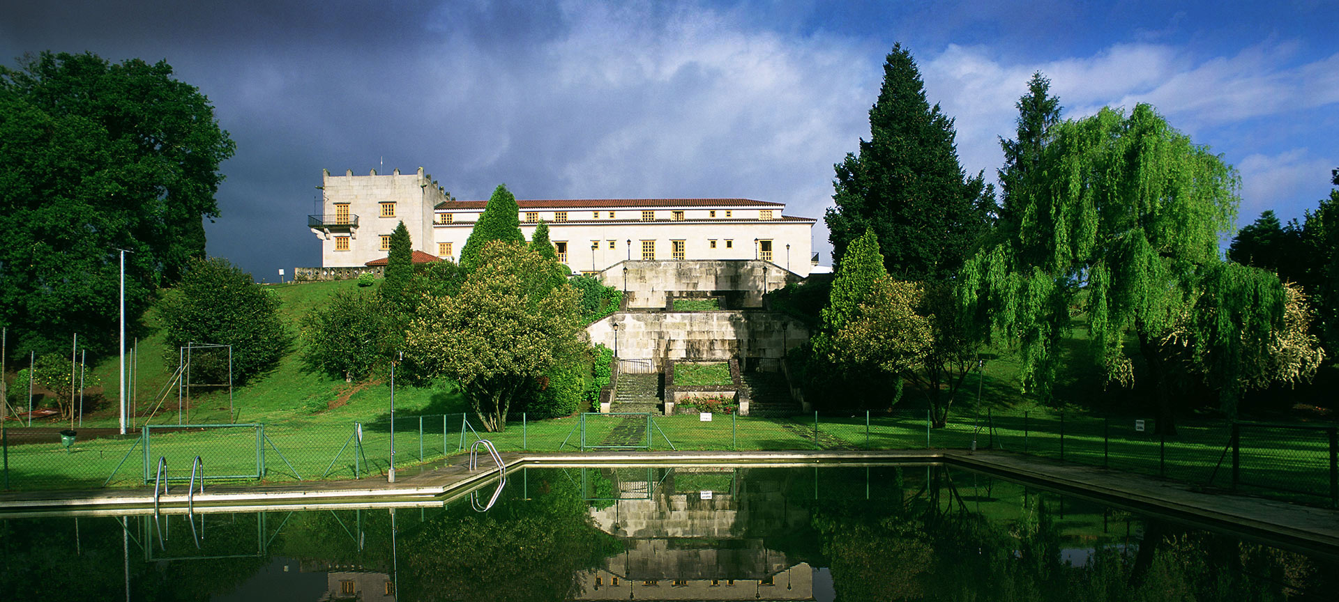 Vue extérieure et de la piscine du Parador de Tui Vue extérieure et de la piscine du Parador de Tui