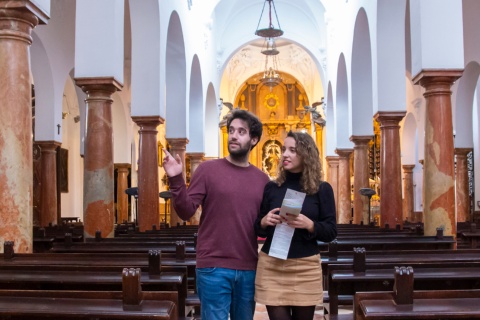 Turistas visitando la Iglesia Asunción y Ángeles de Cabra en Córdoba, Andalucía