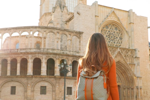 Ragazza che osserva la cattedrale di Valencia