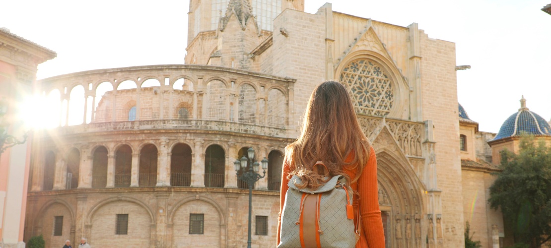 Ragazza che osserva la cattedrale di Valencia