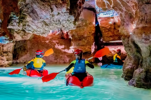 Turistas praticando “espeleo-caiaque” nas Cavernas de Sant Josep de La Vall d
