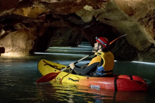 Un turista pratica speleokayak nelle Coves de Sant Josep de la Vall d'Uixó a Castellón, Comunità Valenciana