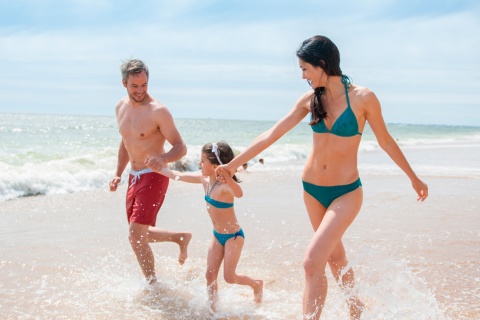 Família curtindo a praia na Comunidade Valenciana