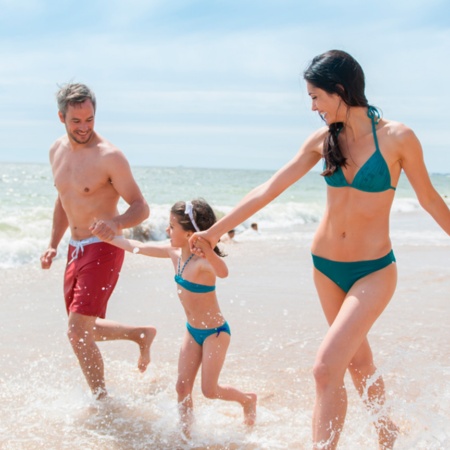 Família curtindo a praia na Comunidade Valenciana