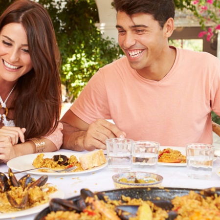 Turistas disfrutando de una paella en Valencia, Comunidad Valenciana