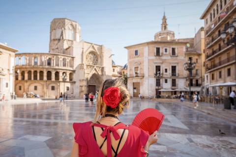 Turista en la plaza de la Virgen en Valencia