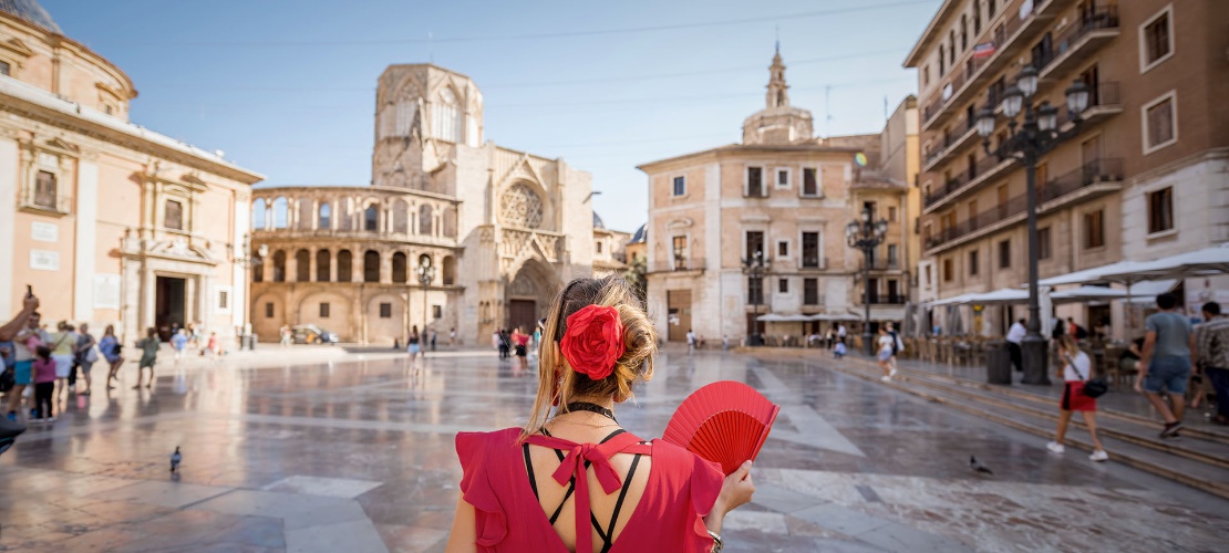 Turista en la plaza de la Virgen en Valencia