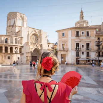 Turista en la plaza de la Virgen en Valencia