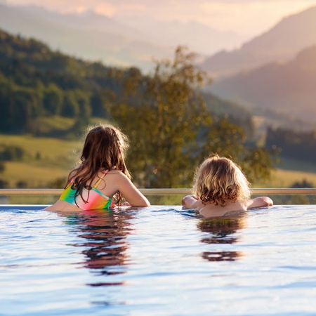 Familia disfrutando en la piscina