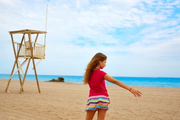 Mädchen am Strand von Mojacar in Almeria, Andalusien