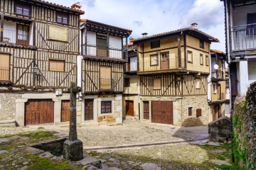 Традиционные дома в Ла-Альберке (Саламанка, Кастилия–и-Леон).