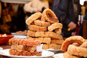 Plato de torreznos en las Fiestas de la Matanza del cerdo en Burgo de Osma