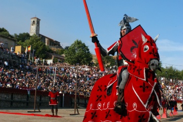 赤の騎士。イタ（カスティージャ-ラ・マンチャ州グアダラハラ県）の中世祭り