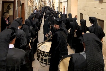 Procesión con tambores en la Semana Santa de Híjar, en Teruel (Aragón)