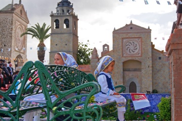 Dziewczynki ubrane w regionalne stroje podczas święta Las Mondas w Talavera de la Reina (Toledo, Kastylia-La Mancha)