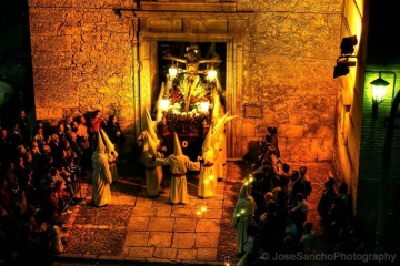 Die Laienbruderschaft „ Christus König der Märtyrer“ verlässt die Madres Carmelitas-Kirche, Karwoche in Ocaña