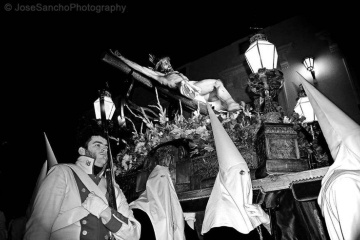 Procissão do Cristo Rey de los Mártires, escoltado por batalhão de época, na Semana Santa de Ocaña