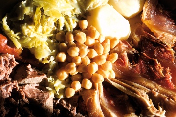 Plato de cocido en la comida popular de la Feira do Cocido de Lalín (Pontevedra, Galicia)