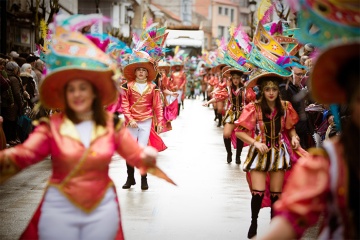 Parade of floats, brass bands and troupes at the Feira do Cocido in Lalín (Pontevedra, Galicia)