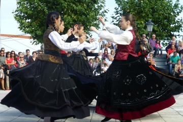 オ・グロベ（ガリシア州ポンテヴェドラ県）のシーフード祭りを彩る地元のダンス 