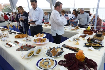 オ・グロベ（ガリシア州ポンテヴェドラ県）のシーフード祭りで最優秀の一品を決めるコンテスト
