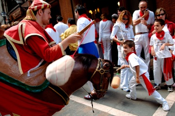 パンプローナ（ナバーラ） サン・フェルミン祭の巨大人形のパレードで見られる大頭のサルディコスまたはカバリート