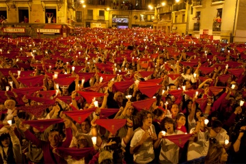 たくさんの人々がパンプローナ（ナバーラ） サン・フェルミン祭のフィナーレの歌「ポブレ・デ・ミ（かわいそうな私）」を歌う