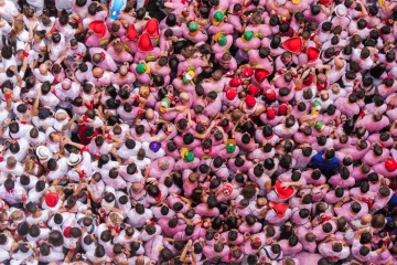 たくさんの人々がパンプローナ（ナバーラ） サン・フェルミン祭の開会宣言「チュニパソ」に集まる