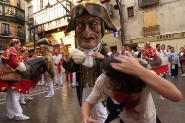 パンプローナ（ナバーラ） サン・フェルミン祭の巨大人形のパレードの中でも象徴的存在となっている大頭のキリキス