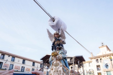 「天使の降臨」にて、少女が主役となり、宙に吊り下げられて聖母像に近づいて、喪中であることを示した頭に被せられた黒い布を外している様子