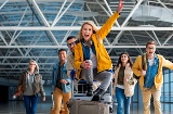 Grupo de amigos en un aeropuerto