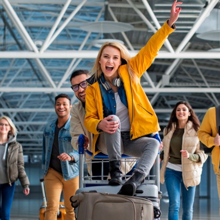 Gruppo di amici in un aeroporto